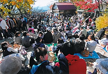 にぎわう高尾山頂